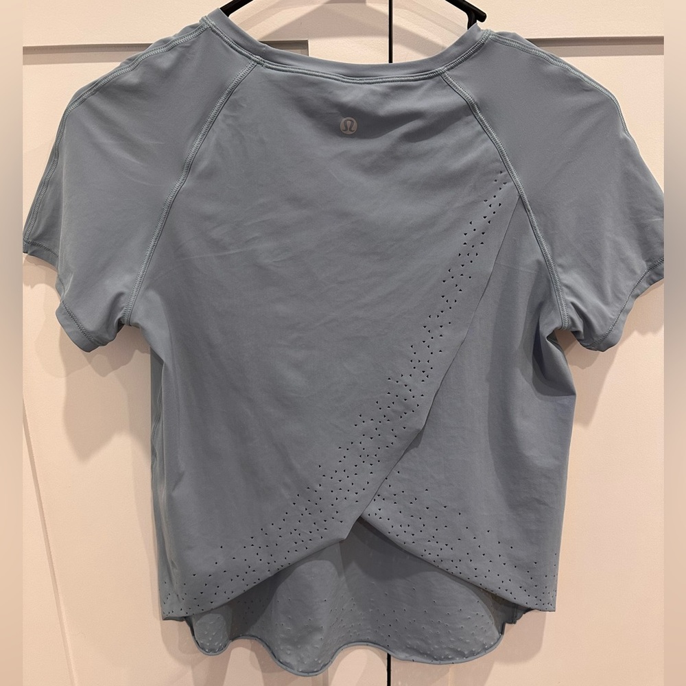 Lululemon size 2 short sleeve shirt